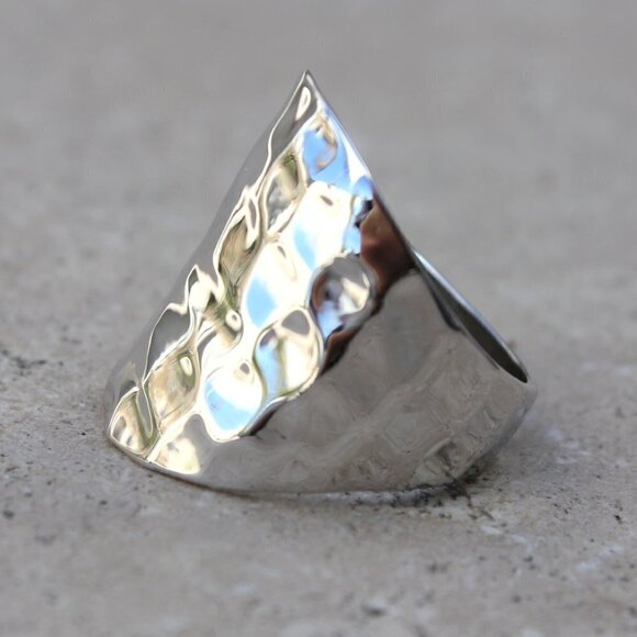 Womens Modern Wide Hammered Metal Silvertone Slim Shiny Bold Band Ring Size 7 - Picture 1 of 16